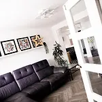 3 Bed House - Sleeps 6 - Garden - Parking - Wifi *