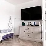 3 Bed House - Sleeps 6 - Garden - Parking - Wifi