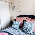 3 Bed House - Sleeps 6 - Garden - Parking - Wifi Holiday home *