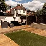 3 Bed House - Sleeps 6 - Garden - Parking - Wifi