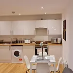 2 Bed Manchaster With Private Entrance Appartement