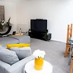 Cozy Townhouse In The Heart Of Greater