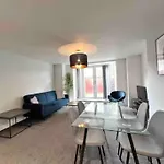Free Parking - Stunning 2-br Near Salford Royal Apartmán *