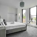 Free Parking - Cosy 2-br Flat Near Salford Royal Manchester