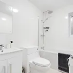 Дом отдыха Dazzling & Modern 4bd - Coop Live - Etihad - Parking *