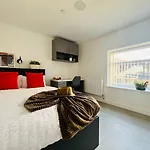 Chic Hideaway: Modern Studio In Stretford *