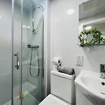 Chic Hideaway: Modern Studio In Stretford Apartmán