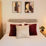 Luxury Mcr 2bed,2bath Apartment- Location! شقة