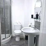 Bright And Stylish - 2 Bedroom - Free Parking, Transit Links, Close To Stadiums