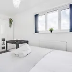 Дом отдыха Dazzling & Modern 4bd - Coop Live - Etihad - Parking