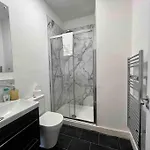 Free Parking - Cosy 2-br Flat Near Salford Royal