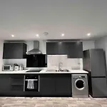 Free Parking - Lovely 2-br Flat Near Salford Royal شقة مانشستر