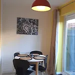 Tropical Sun Homes - Beautiful Spacious 3 Bed In A Serene Environment With Free Parking For 2 Cars *