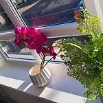 Tropical Sun Homes - Beautiful Spacious 3 Bed In A Serene Environment With Free Parking For 2 Cars Manchester