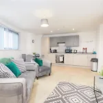 The Salford Quay, Warm & Beautiful With Hyper Fast Wifi & Great Views! Apartment