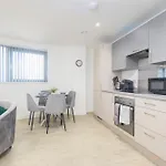 The Salford Quay, Warm & Beautiful With Hyper Fast Wifi & Great Views! Apartment *