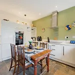 Spacious 5bed House In South - Pass The Keys *