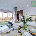 Prázdninový dům Spacious 5-bedroom Contractor House Sleeps 7 With Parking By Purestay *