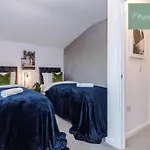 Spacious 5-bedroom Contractor House Sleeps 7 With Parking By Purestay Prázdninový dům