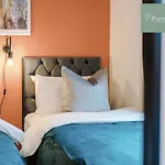 Prázdninový dům Spacious 5-bedroom Contractor House Sleeps 7 With Parking By Purestay *