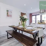 Spacious 5-bedroom Contractor House Sleeps 7 With Parking By Purestay Prázdninový dům