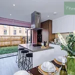 Prázdninový dům Spacious 5-bedroom Contractor House Sleeps 7 With Parking By Purestay *
