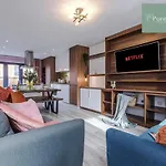 Spacious 5-bedroom Contractor House Sleeps 7 With Parking By Purestay *
