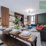 Prázdninový dům Spacious 5-bedroom Contractor House Sleeps 7 With Parking By Purestay