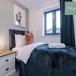 Spacious 5-bedroom Contractor House Sleeps 7 With Parking By Purestay Prázdninový dům Manchester