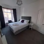 Chic 5 Double Bedroom House - 15 Min To *
