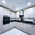 לינה וארוחת בוקר Royal At Coop Live Etihad, Sports 3*