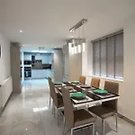 فيلة Luxury 6 Bed Near Centre With Cinema & Games 5 Bathrooms