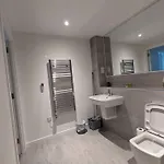 Lovely 1 Bed - Old Trafford Apartmán
