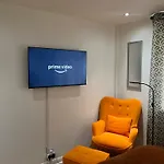 アパート Charming 2-bedroom In