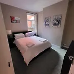 Apartment 4 Bedroom House, 8 Min To City! *