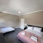 4 Bedroom House, 8 Min To City! Manchester