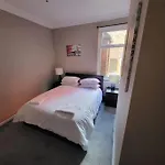 4 Bedroom House, 8 Min To City! * Manchester