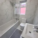 4 Bedroom House, 8 Min To City! Apartment Manchester