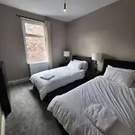 4 Bedroom House, 8 Min To City! Manchester