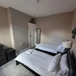 Apartment 4 Bedroom House, 8 Min To City! *