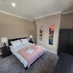 4 Bedroom House, 8 Min To City! Apartment *
