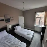 Apartment 4 Bedroom House, 8 Min To City! *