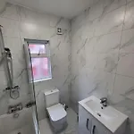 4 Bedroom House, 8 Min To City! * Manchester
