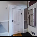 Entire Cozy Apt, Prime Location & Free Parking * Manchester