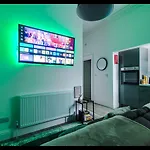 Entire Cozy Apt, Prime Location & Free Parking Manchester