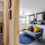 Bright 1 Bedroom Flat In Salford With Parking Available