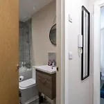 Bright 1 Bedroom Flat In Salford With Parking Available Apartmán *