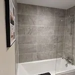 Bright 1 Bedroom Flat In Salford With Parking Available *