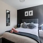 Bright 1 Bedroom Flat In Salford With Parking Available * Manchester
