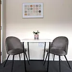 Apartmán Bright 1 Bedroom Flat In Salford With Parking Available